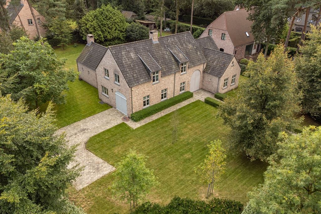 Exclusieve villa met prachtige lichtinval in het rustige Koningshof  foto {{pictureIndex}}