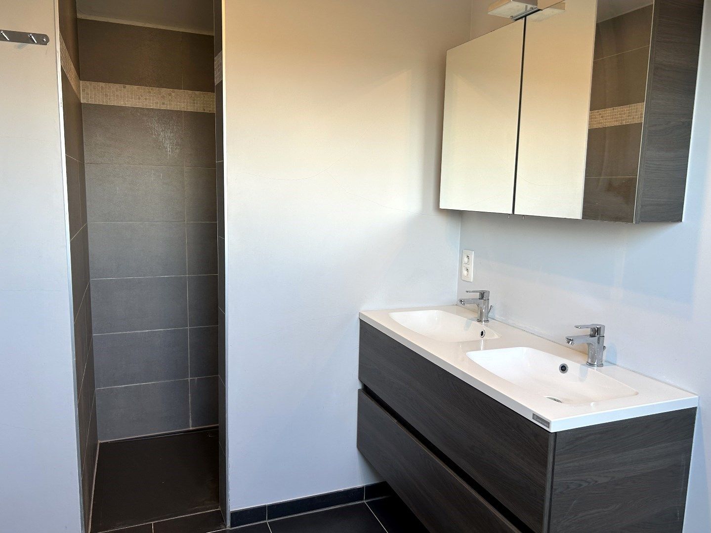 PRACHTIG DUPLEX APPARTEMENT MET 2 SLAAPKAMERS, GARAGEBOX EN AUTOSTAANPLAATS foto 8