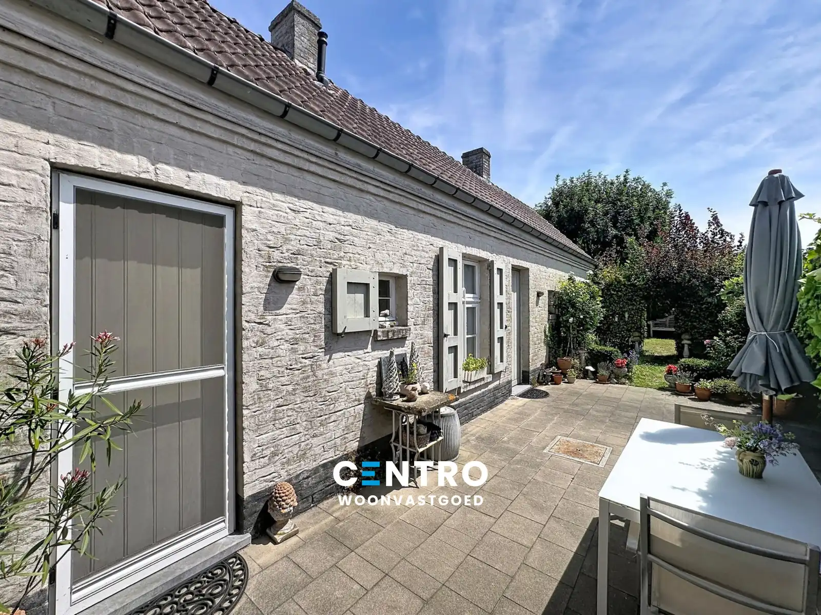 Hoofdfoto van de publicatie: Leuke kunstenaarswoning met 3 slpks en 3 badks in 'het Witte dorp'!