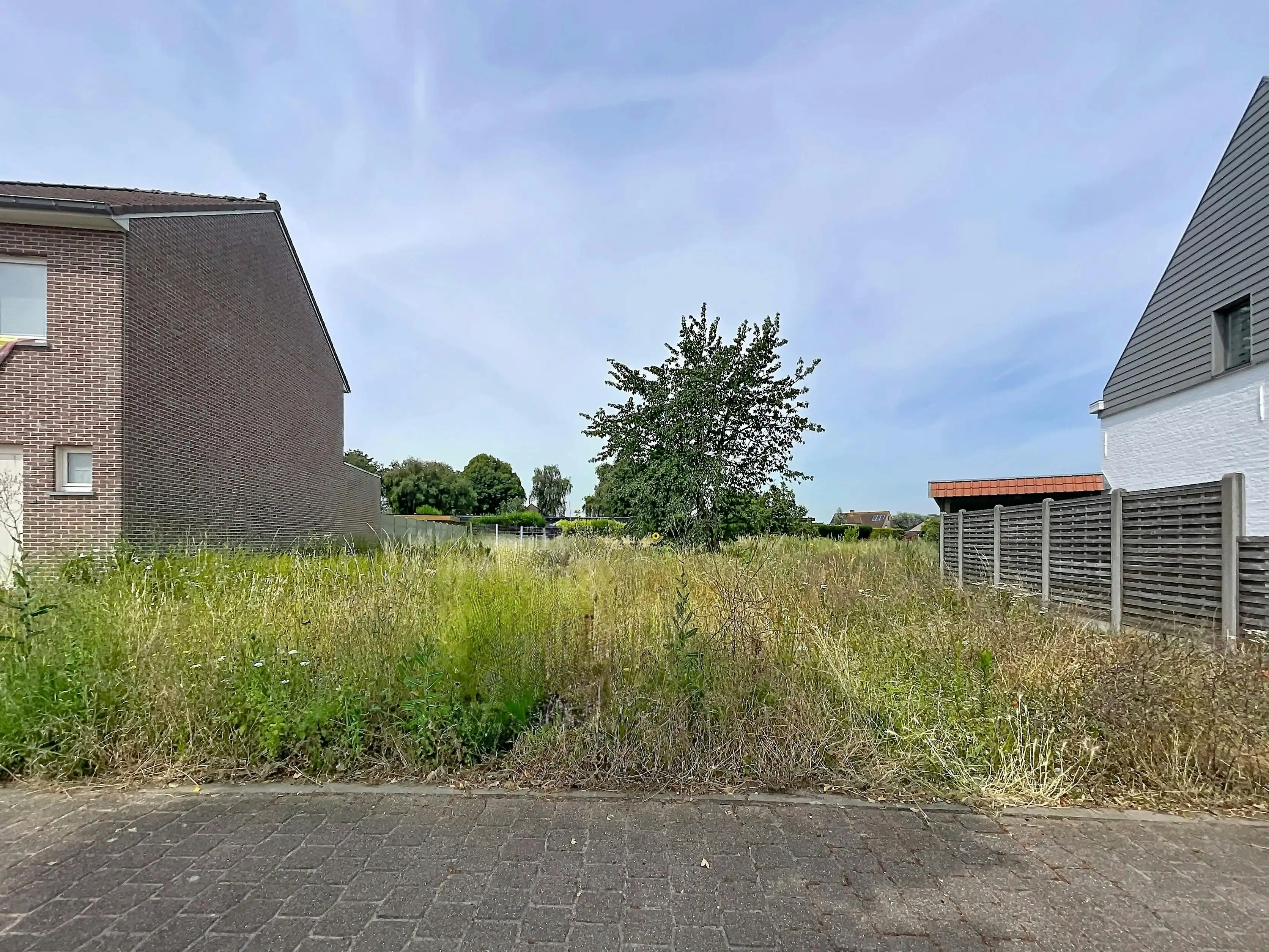 Residentieel gelegen bouwgrond (950m²) voor halfopen bebouwing in Aalter foto {{pictureIndex}}