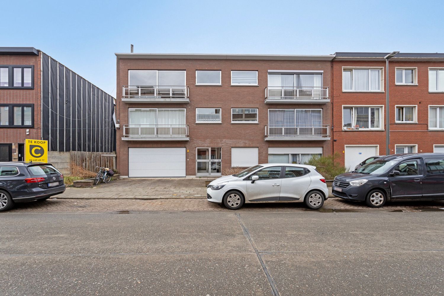 Volledig te renoveren ruim appartement (110m2) met 2 slaapkamers, dressing, ruim terras en inpandige parkeerplaats! foto 2