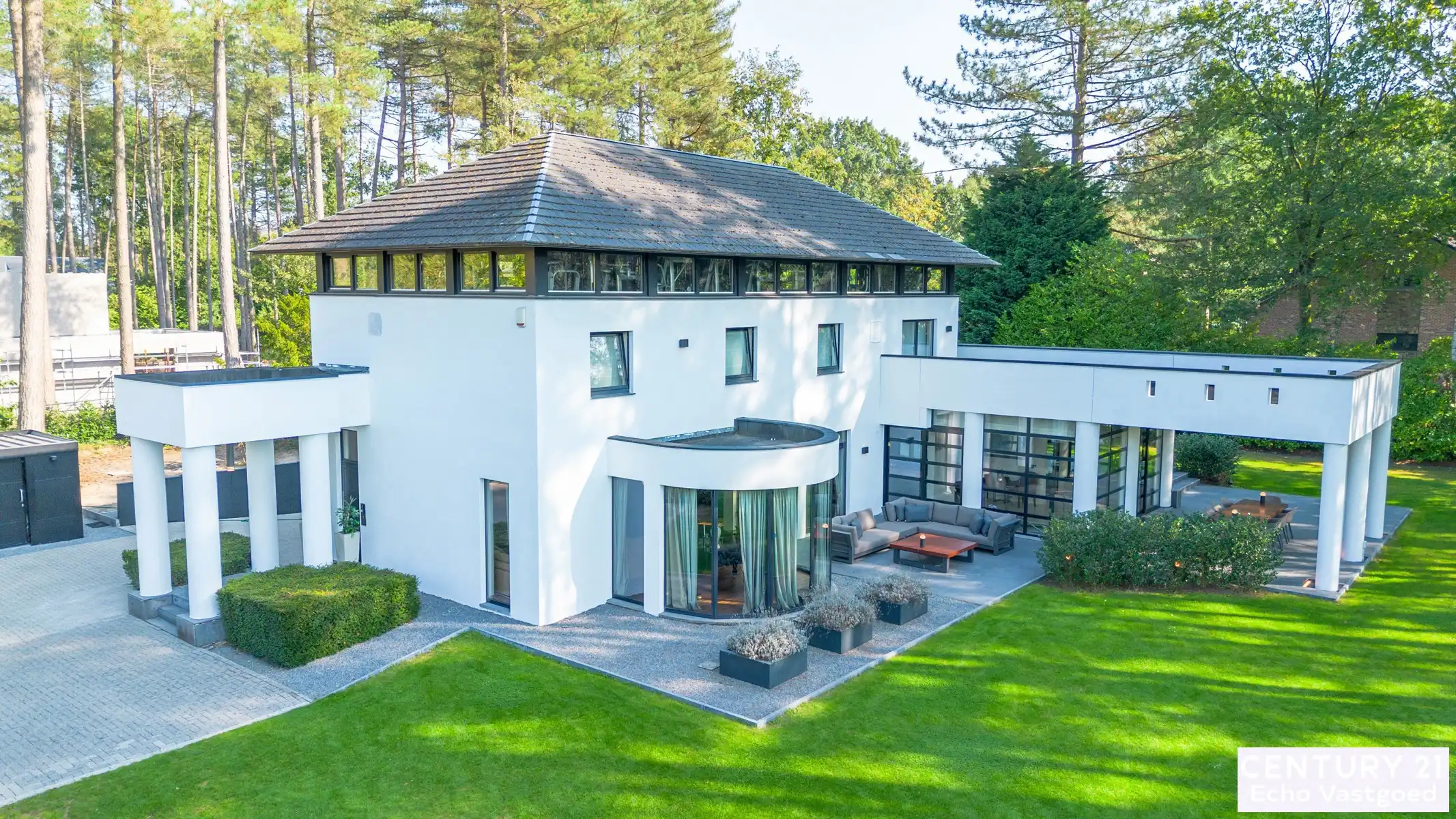 Villa met binnenzwembad en COMPLETE wellness op ca 2590m² foto {{pictureIndex}}