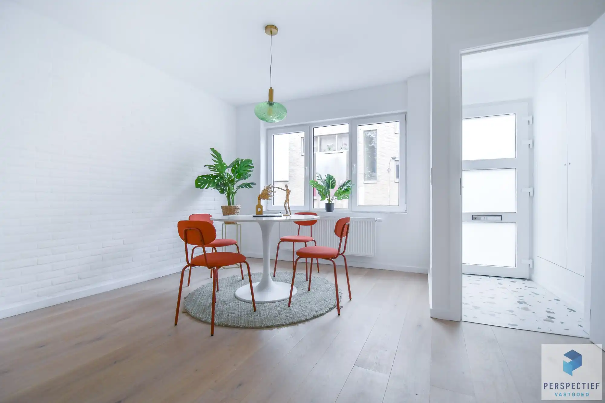 Vernieuwde woning met 3 slaapkamers en ZONGERICHTE tuin met uitweg en GROTE GARAGE foto 6