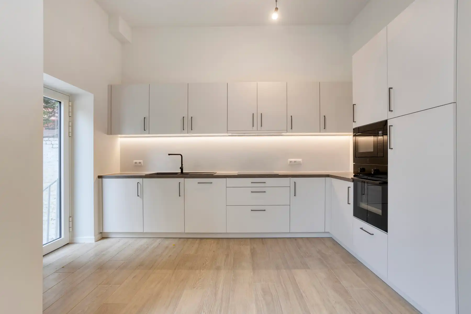 Prachtig gerenoveerd 2-slaapkamerappartement met tuin foto 9