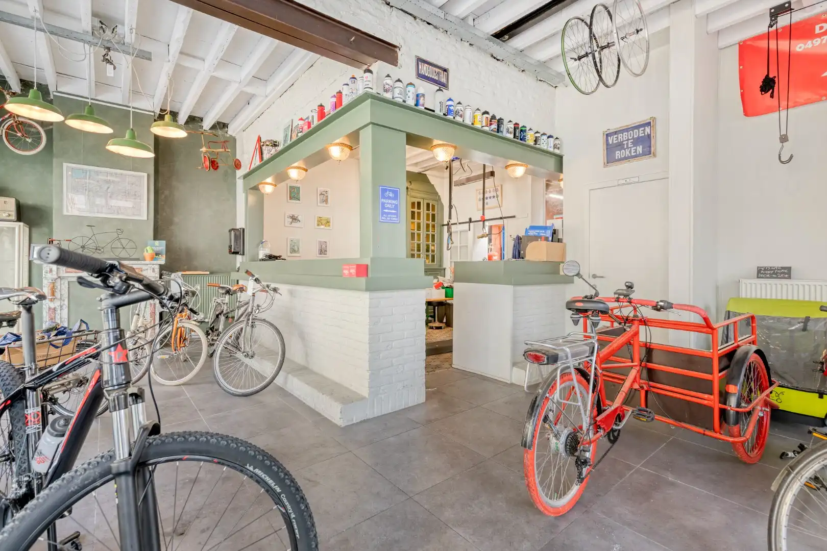 Commercieel pand met verder af te werken appartement en garage op topligging! foto 6