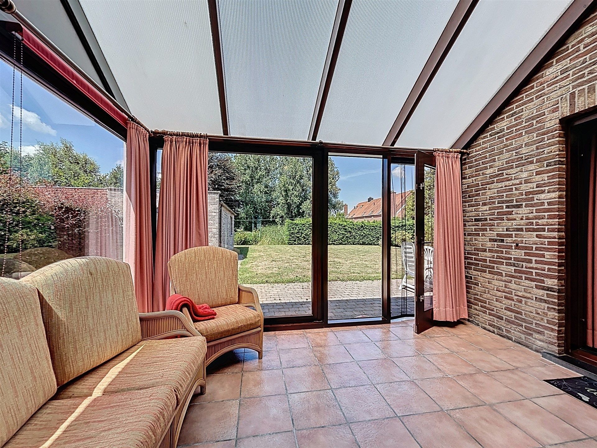 Rustig gelegen en instapklare open bebouwing (type bungalow)  met garage op perceel van 885m²  foto 5