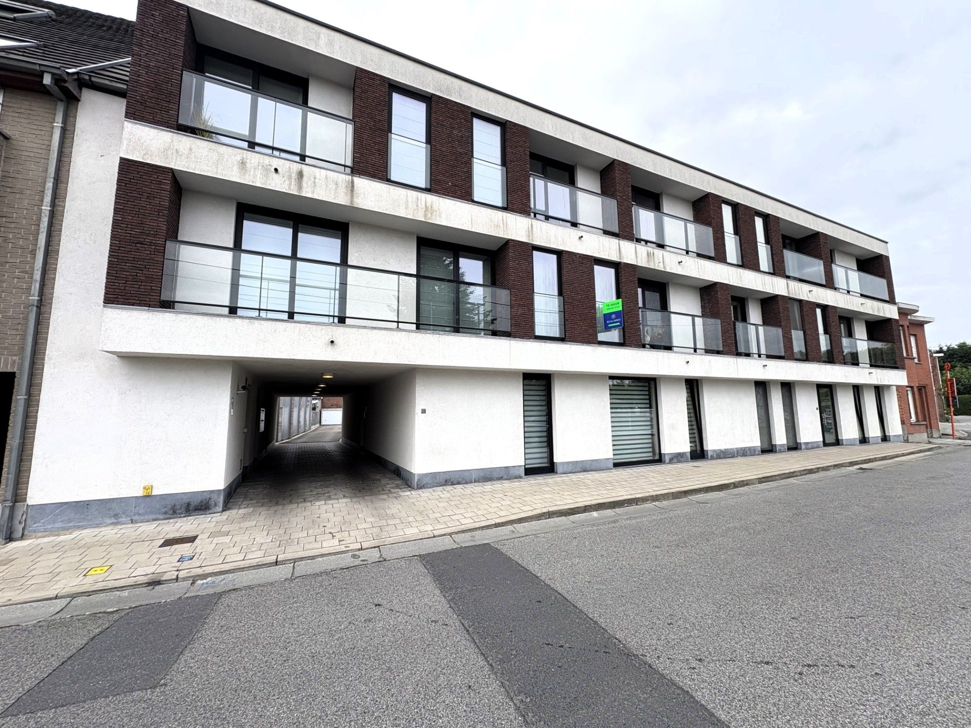 Perfect onderhouden appartement pal in centrum Waregem foto {{pictureIndex}}