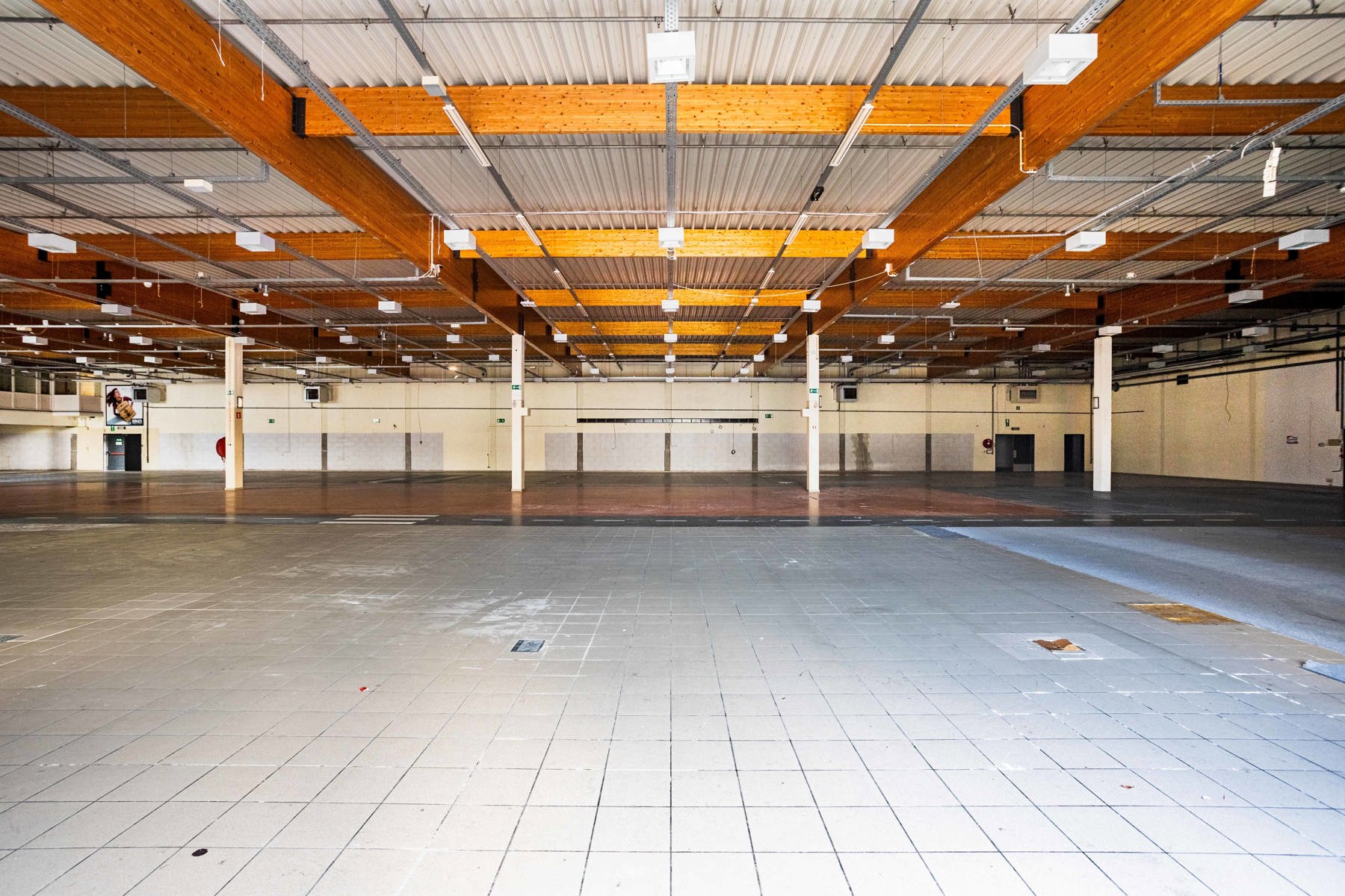 Polyvalent handelspand/kantoren pand op topligging foto 16