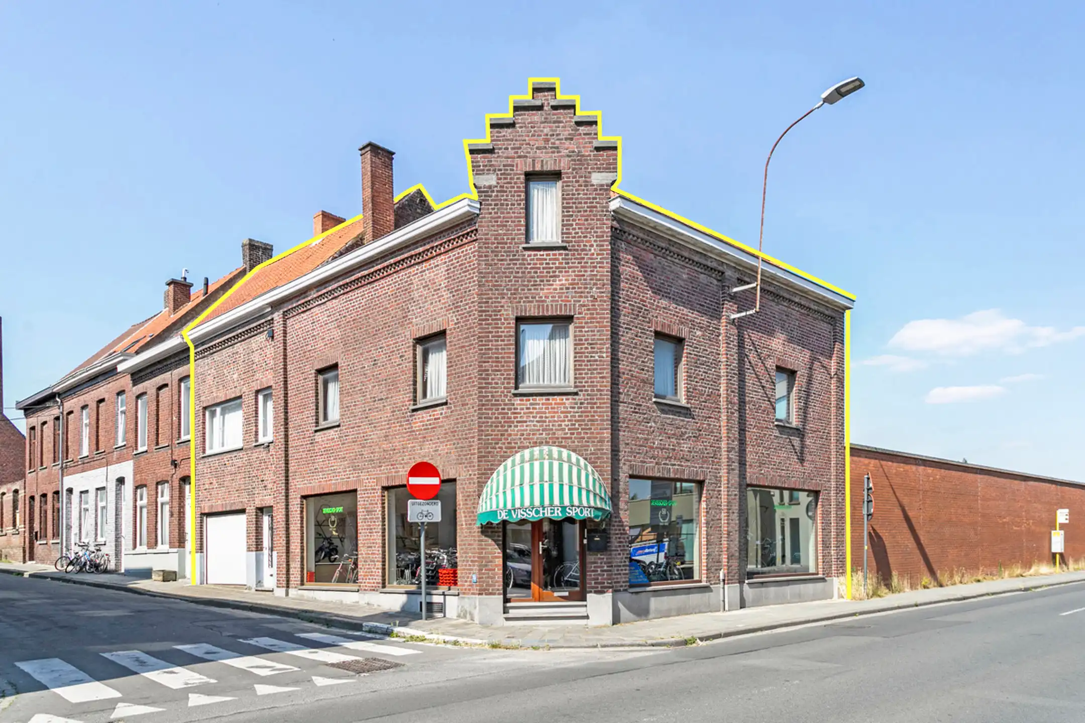 Hoofdfoto van de publicatie: Eigendom met appartement én handelszaak met woonst & garage!