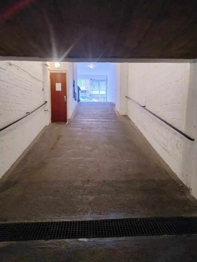 Ruime en gemakkelijk toegankelijke garagebox, gelegen in een straat direct achter de Zeedijk foto 2