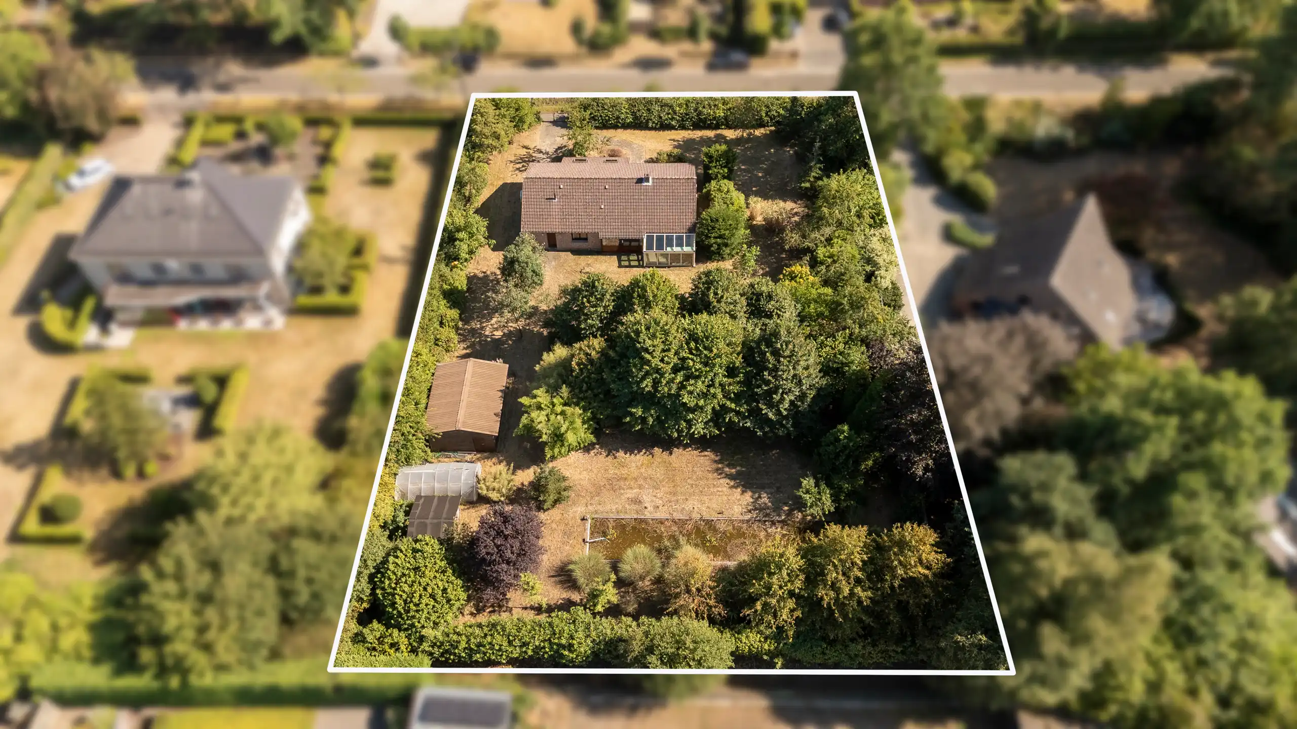 Vrijstaande laagbouwwoning op een perceel van 2.448 m² foto 3