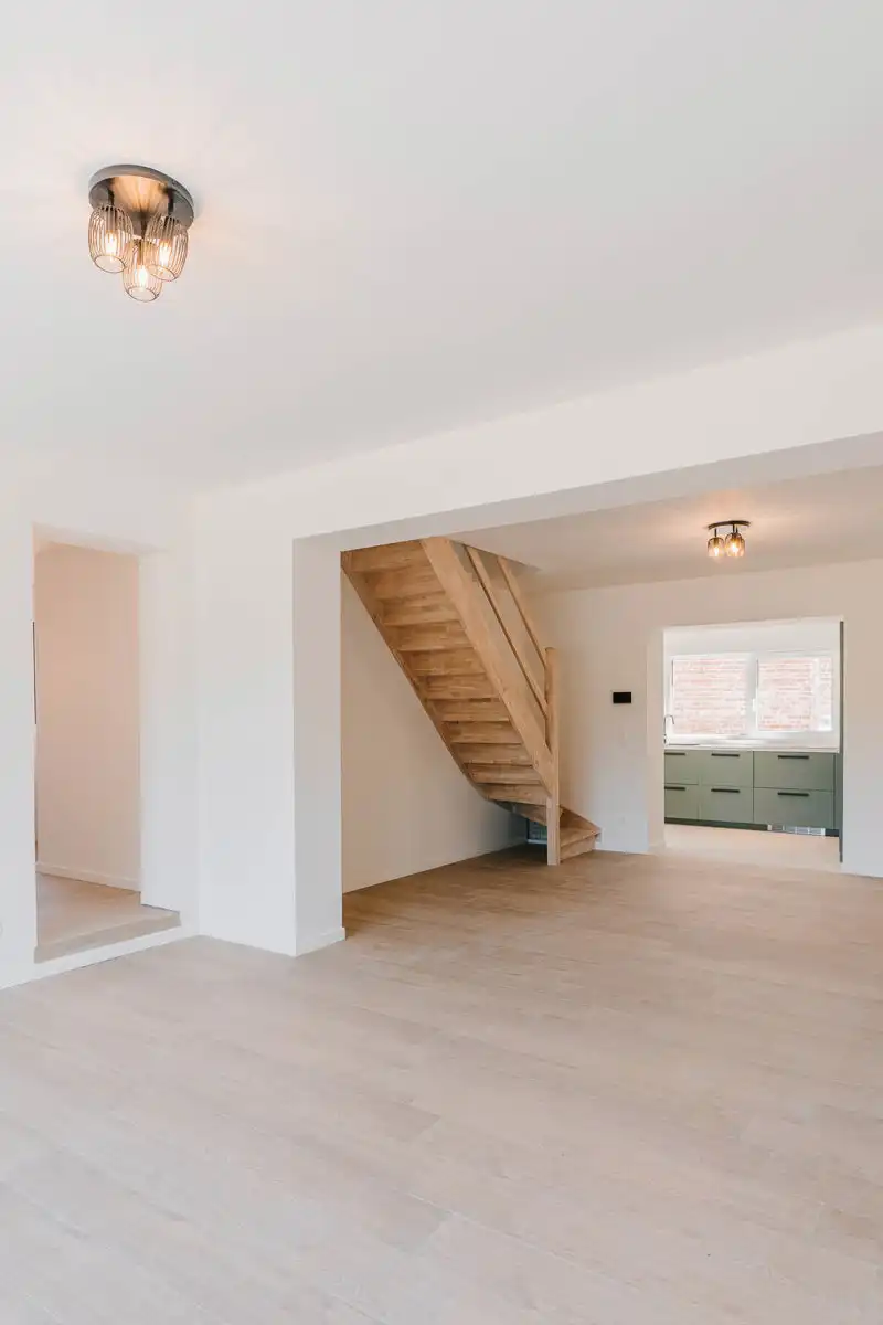 Recent gerenoveerde woning met grote loods foto 3