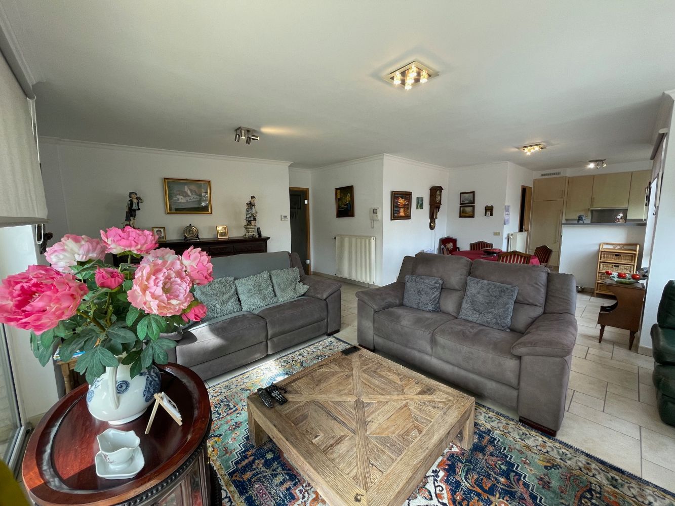 Ruim zonnig appartement met drie slaapkamers, twee badkamers en terras in een gebouw op de Markt. foto 7