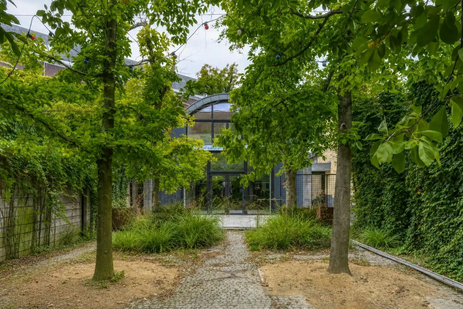 Lichtrijke kantoorloft met terras en zicht op groen in Gent foto 3