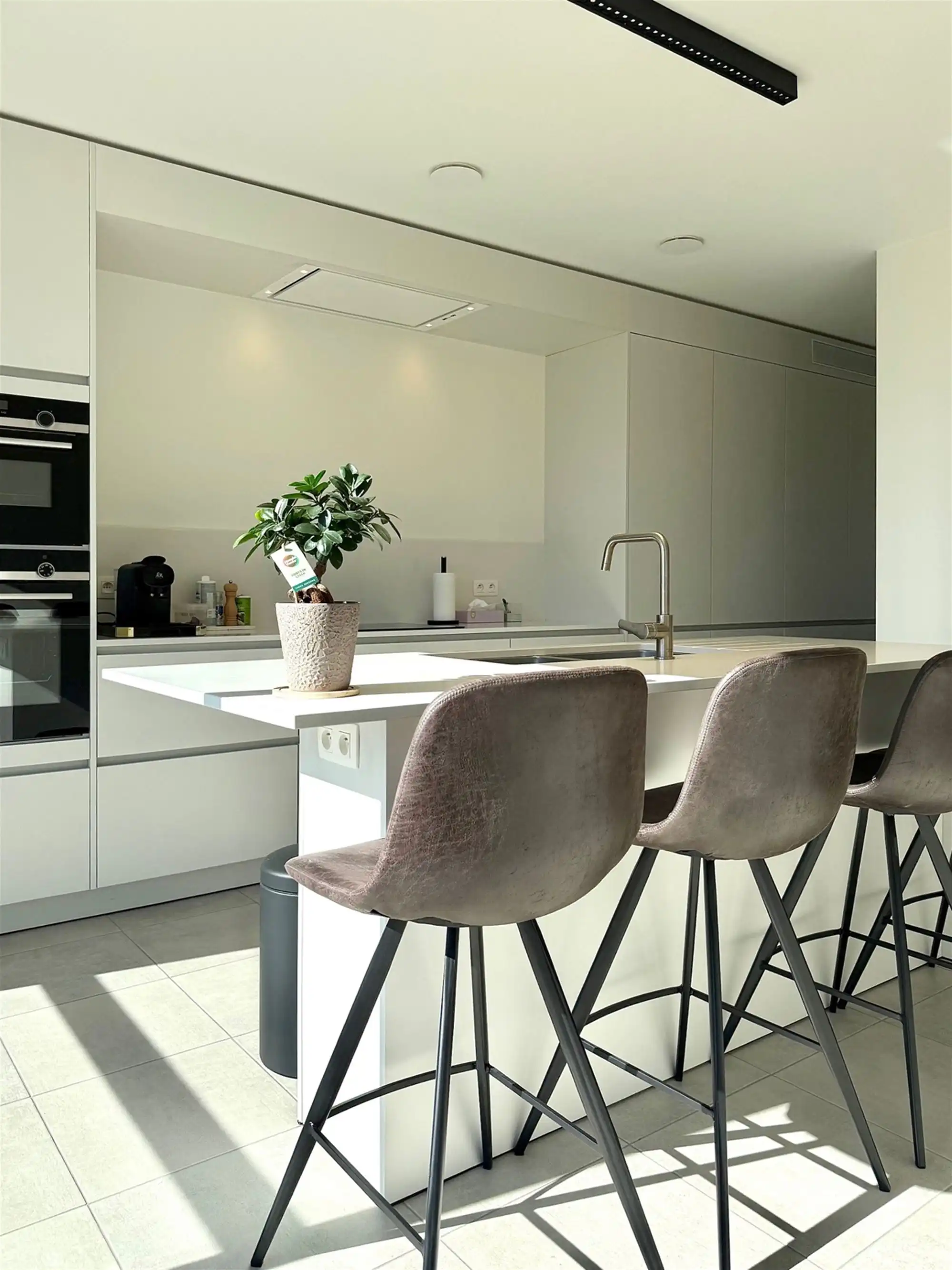 Instapklare DORPSWONING met 3 SLAAPKAMERS, TUIN/TERRAS, GARAGE & grote KELDER foto 9