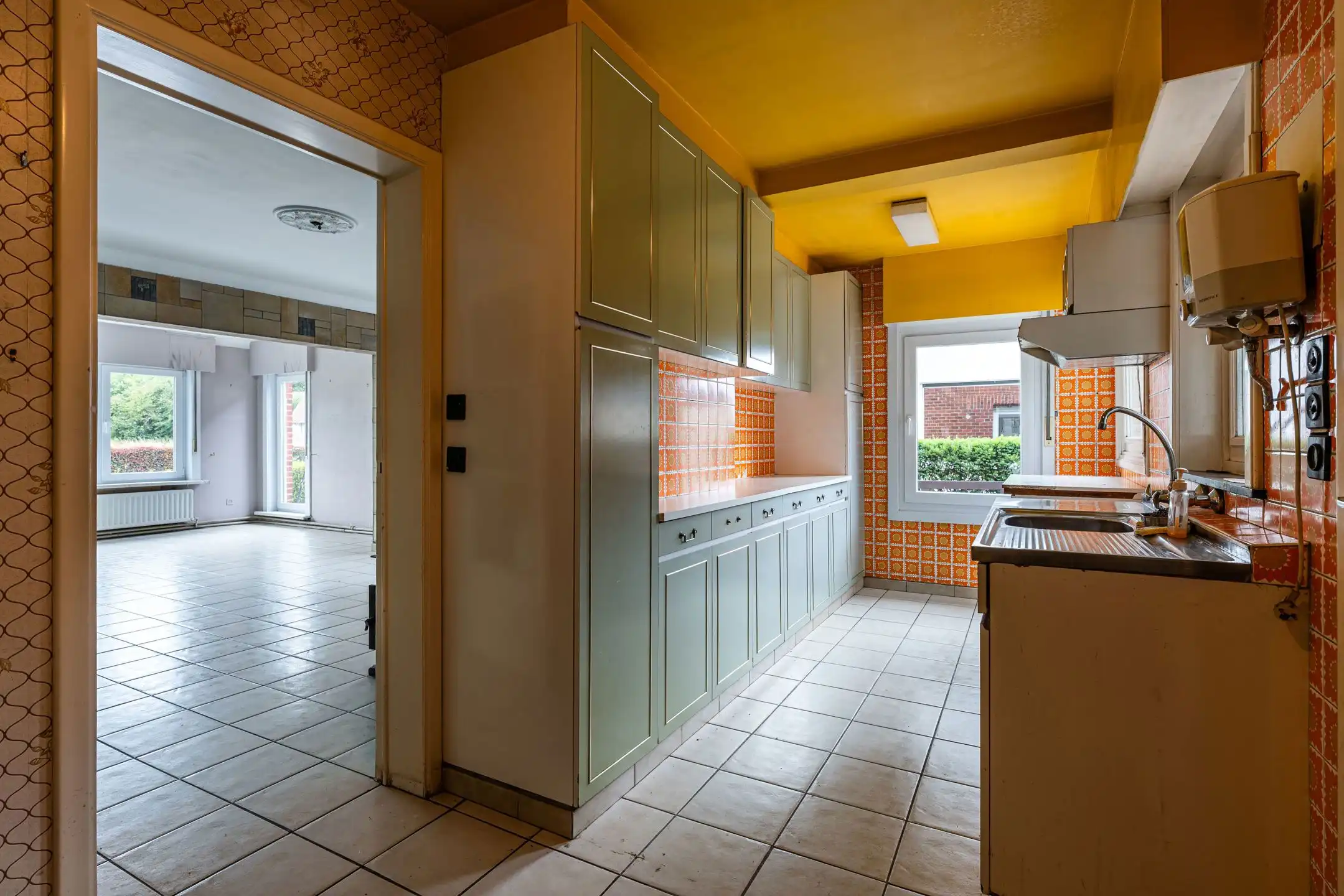 Te renoveren half open woning met veel potentieel!  foto 6