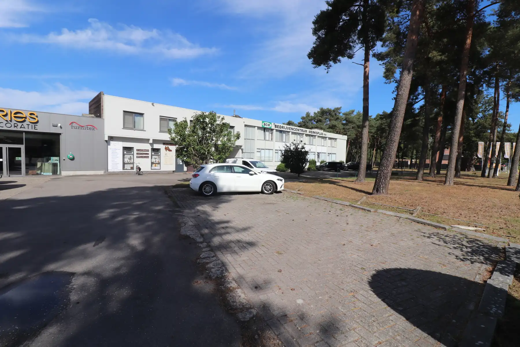 Een bedrijfshal van 270m² in bedrijvencentrum Merksplas. foto {{pictureIndex}}