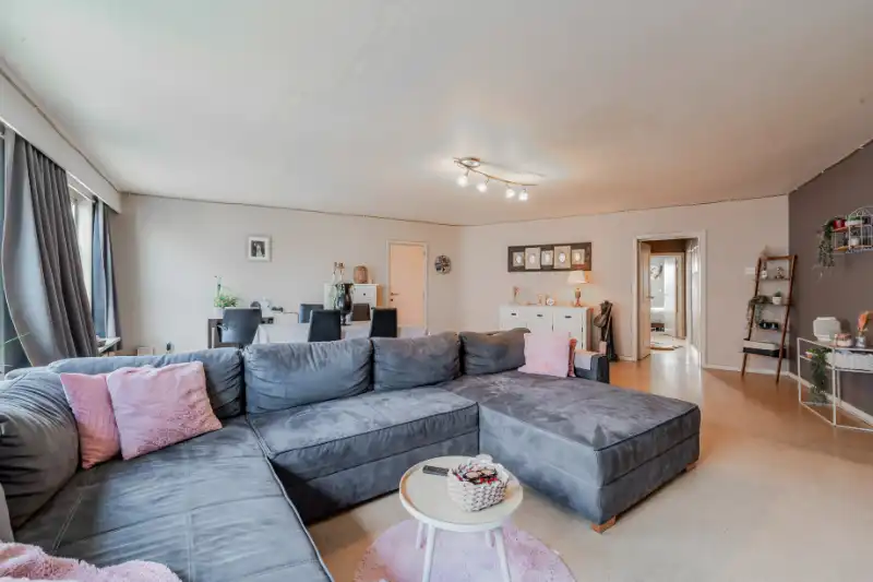 Zeer ruim appartement met 3 slaapkamers! foto 3