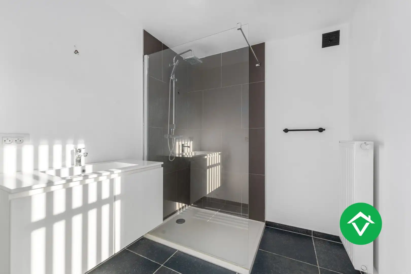 Volledig vernieuwde woning met 3 slaapkamers en bijgebouw in centrum Koekelare foto 12