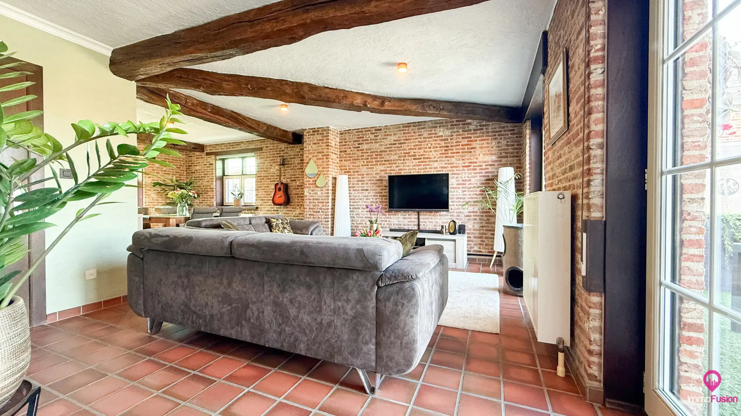 Instapklare gezinswoning met 5slpks, dubbele garage en tuin! foto 2