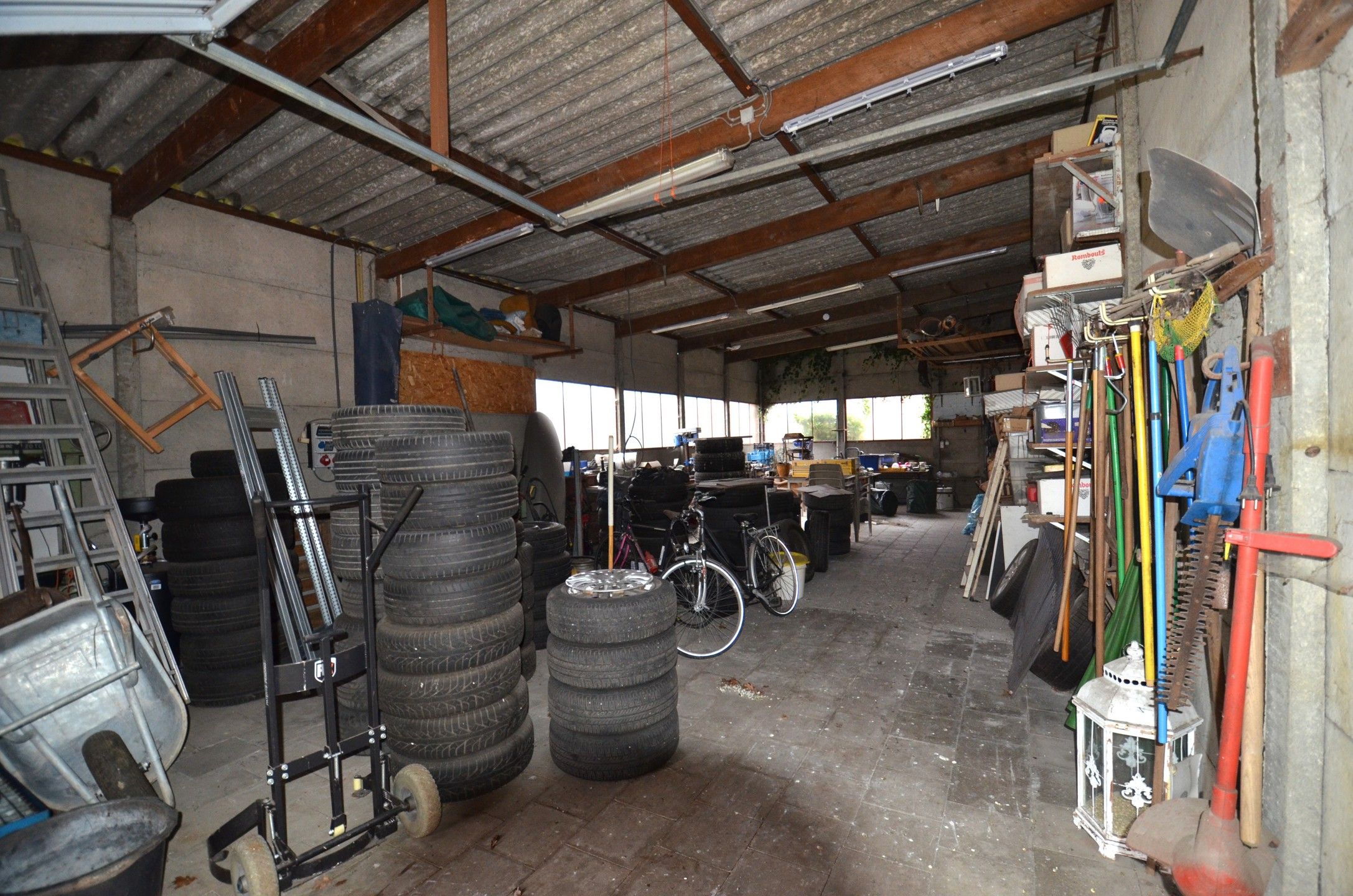Rustig gelegen woning met magazijn foto 12