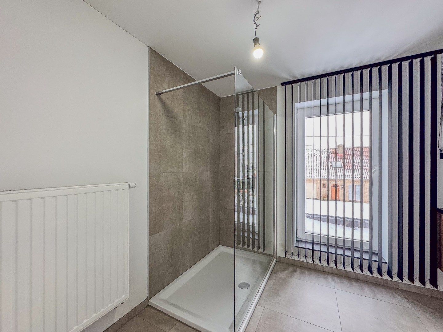 Recente woning met 3 slaapkamers, carport en tuin. foto 11