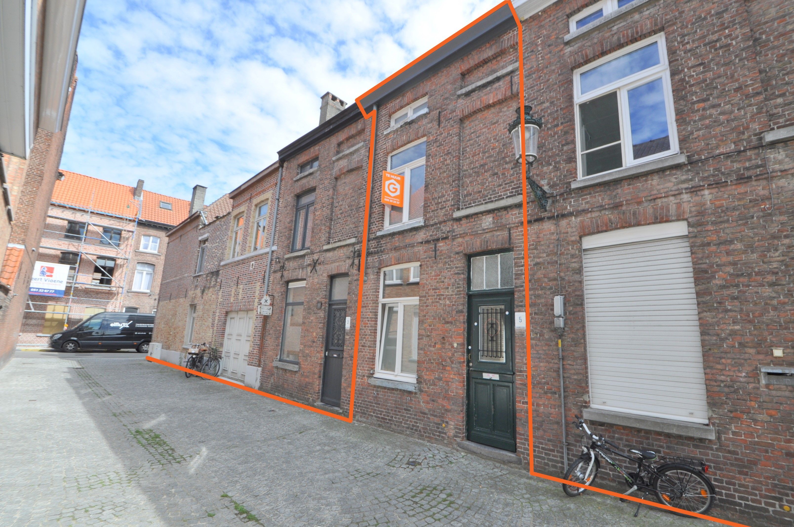 Instapklare rijwoning met 3 slaapkamers en koer te Brugge foto {{pictureIndex}}