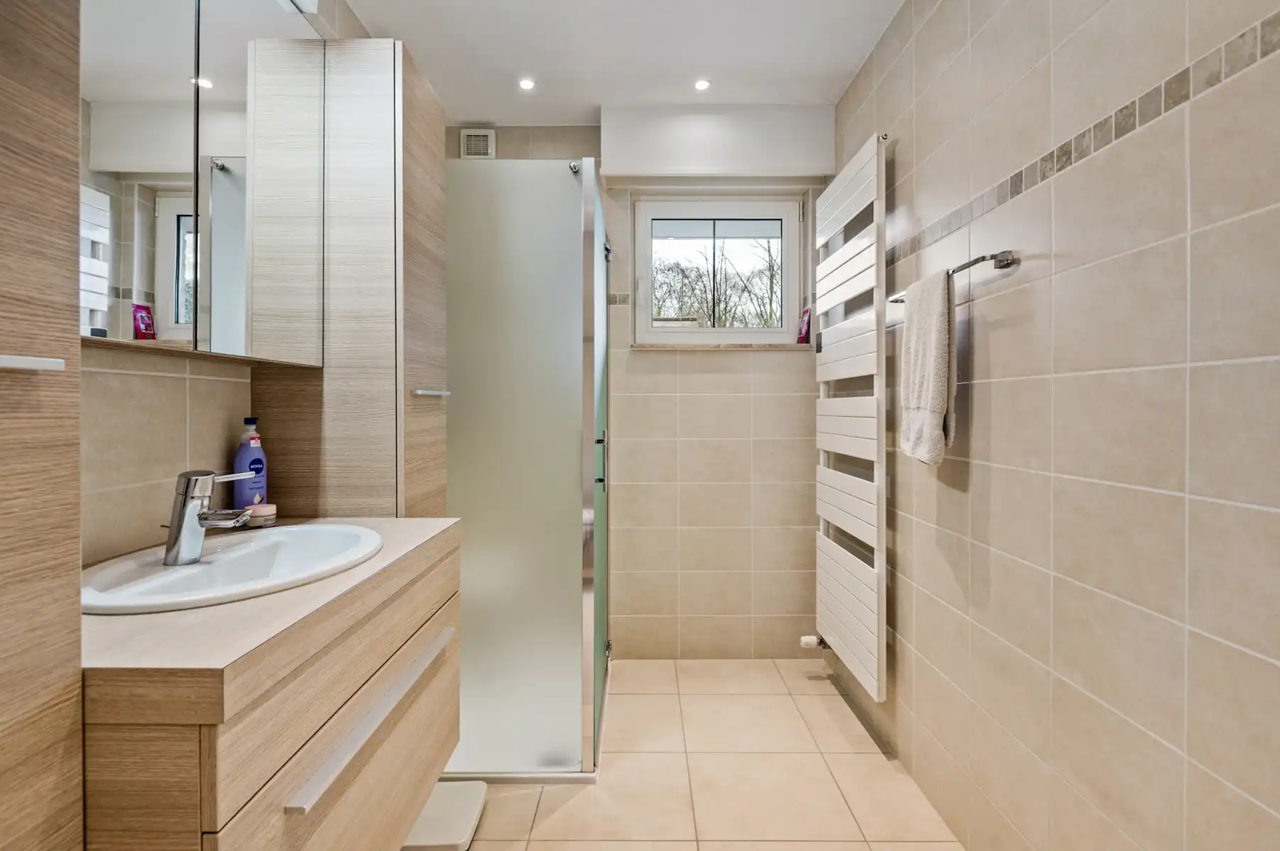 Ruim gelijkvloers appartement vlak buiten centrum Aartselaar foto 15