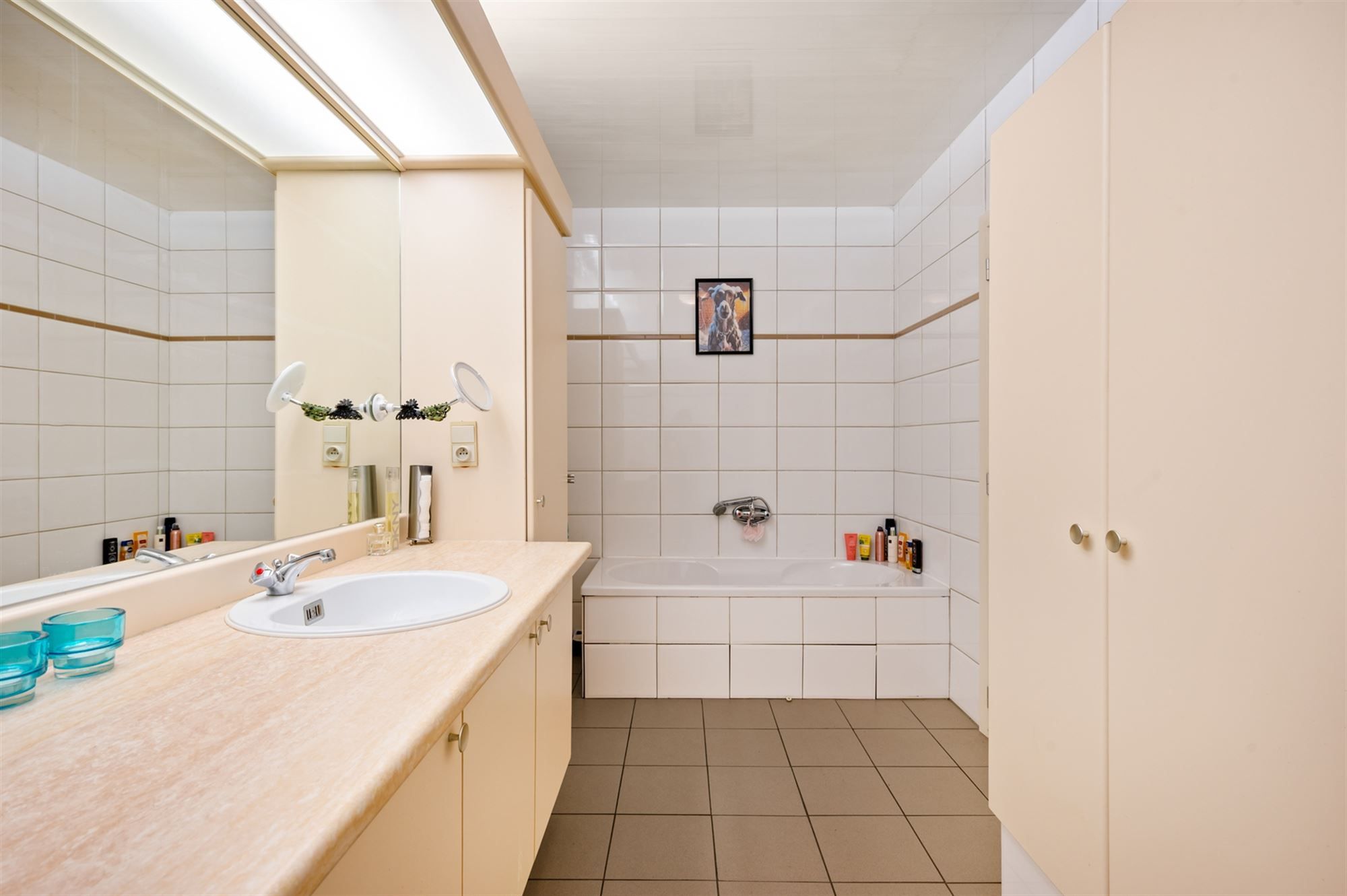 Ruim 2 slaapkamer appartement met 2 overdekte staanplaatsen en grote tuin foto 13
