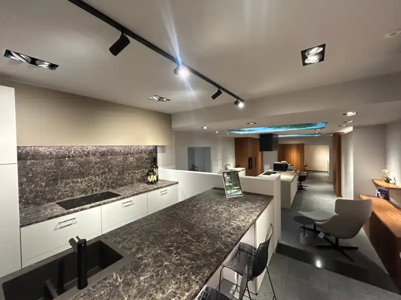 Ruime handelsruimte/toonzaal (338 m²) met 6 privéparkings – toplocatie! foto 3