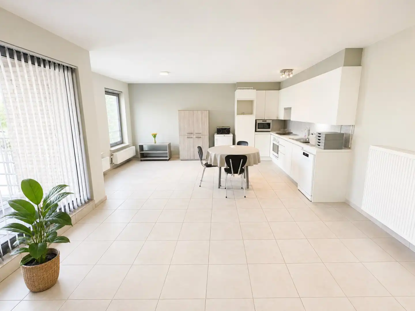 Lichtrijk en gunstig gelegen appartement met 2 slpk, terras en garage, Torhout foto 3