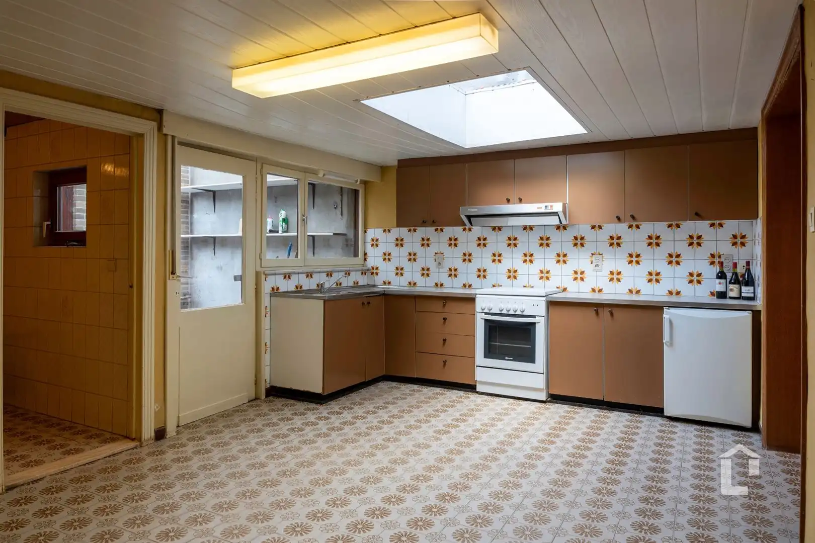 Te renoveren rijwoning met veel potentieel foto 4