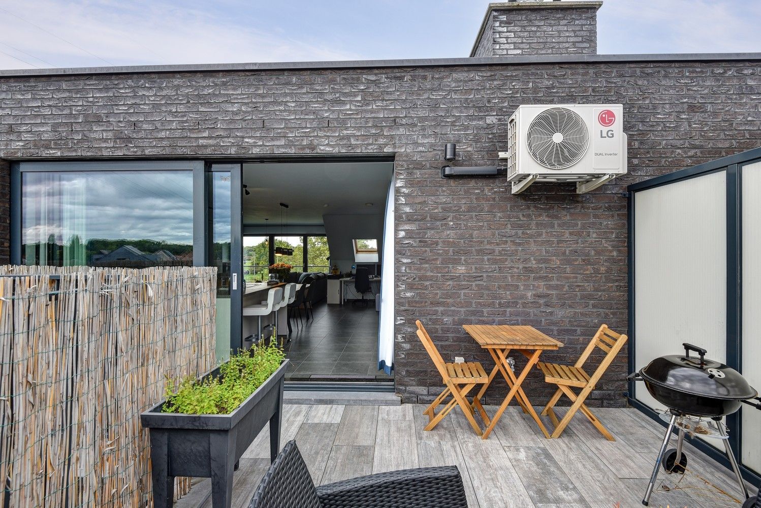 Recent appartement met lift en ruim terras op de tweede verdieping op centrale locatie in Wijnegem! foto 9