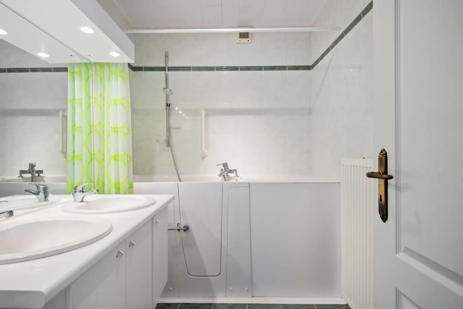 Rustig gelegen appartement met lift, terras en garagebox foto 13