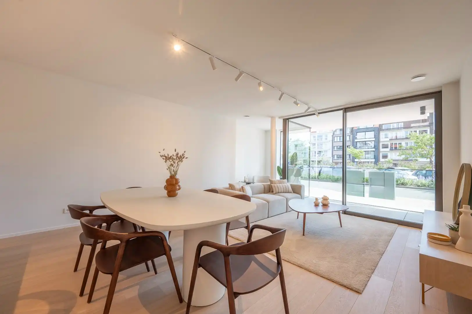 Nieuwbouw appartement op een centrale ligging te Knokke, vlakbij het Zegemeer en op wandelafstand van het strand. foto {{pictureIndex}}