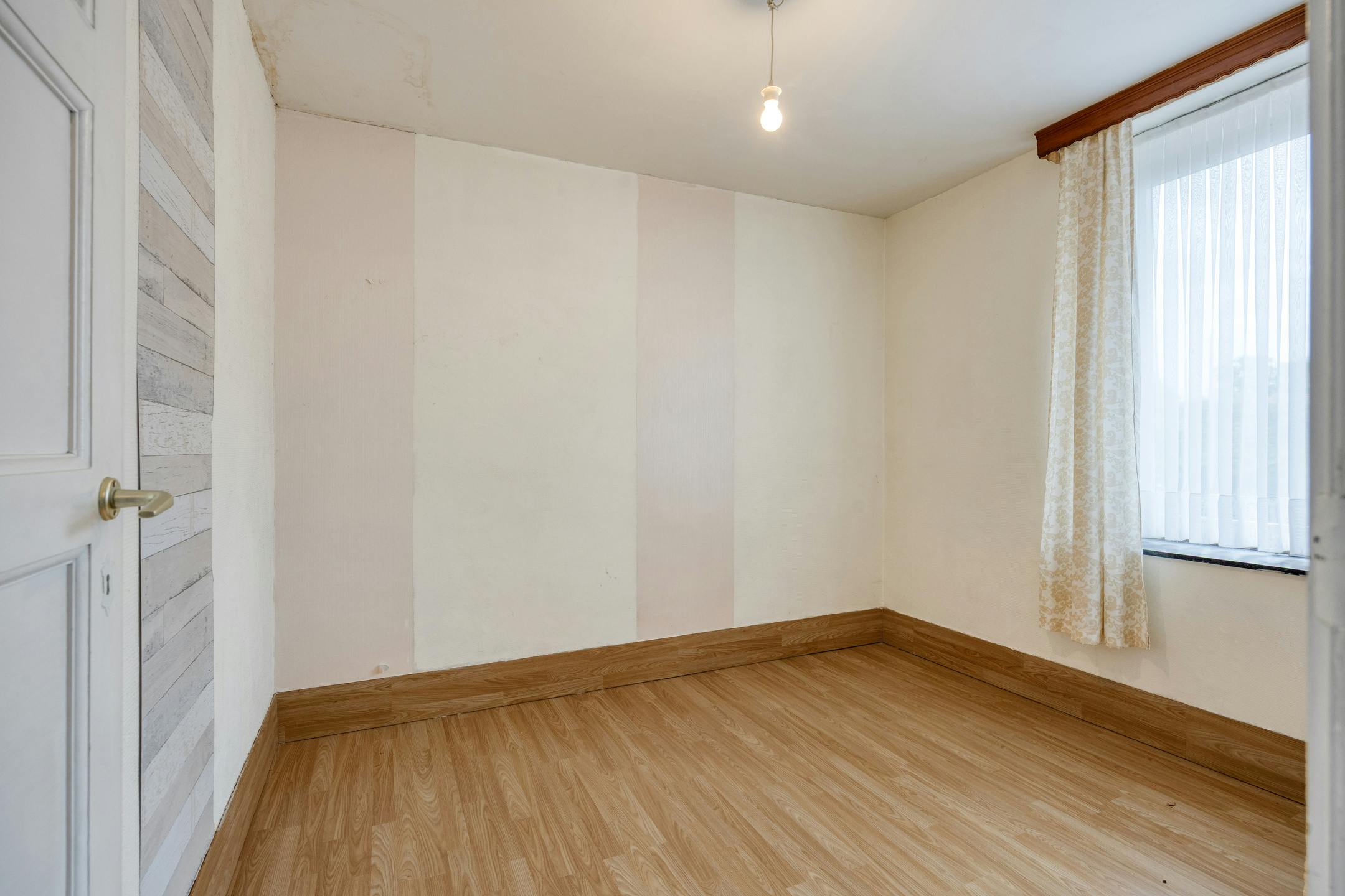 Te renoveren woning met zonnige tuin in Genk foto 15