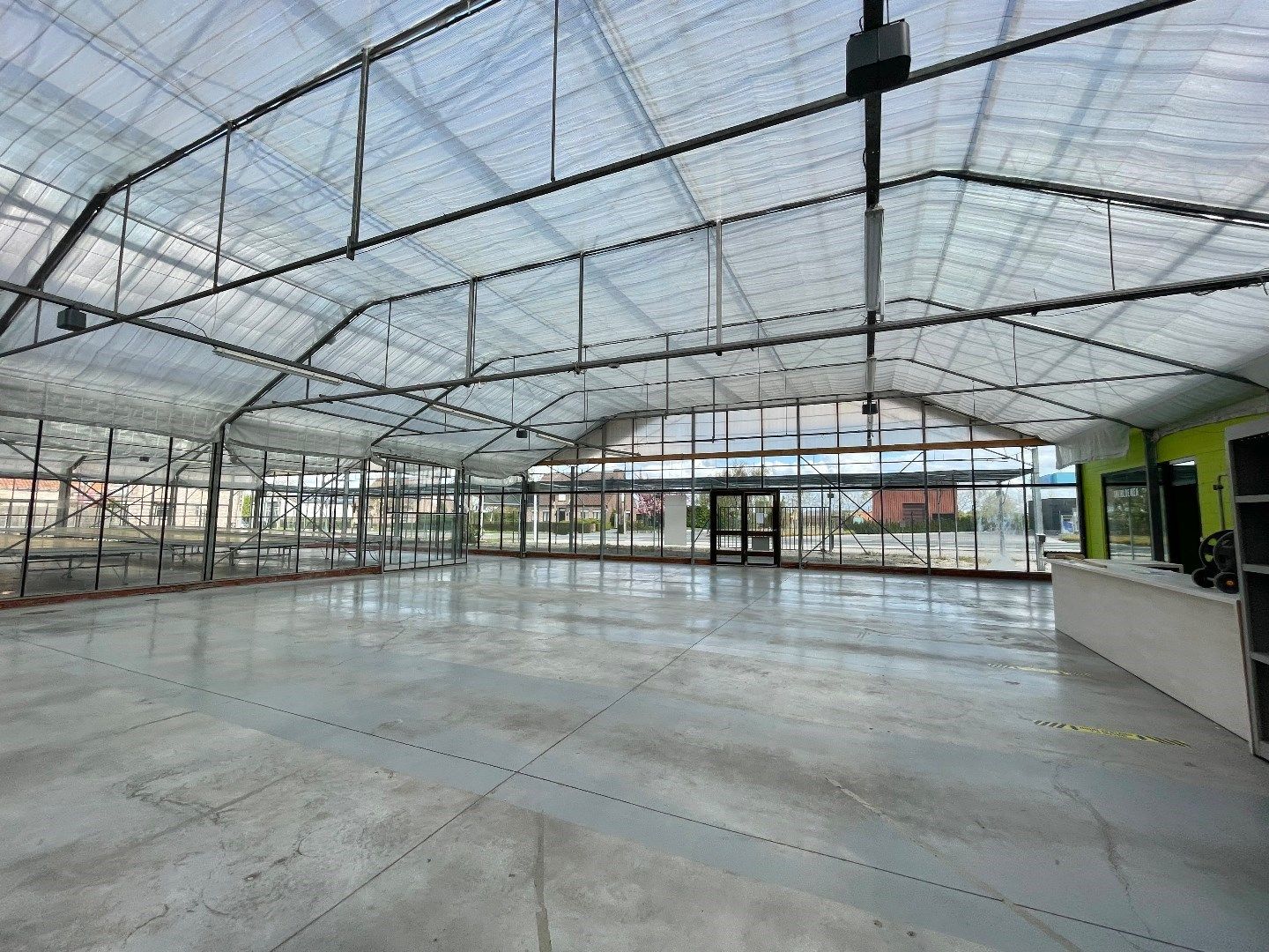 Hoekpand op 1500 m² met een ruim handelspand (serre/winkel) van 680 m² op een goede ligging foto 1