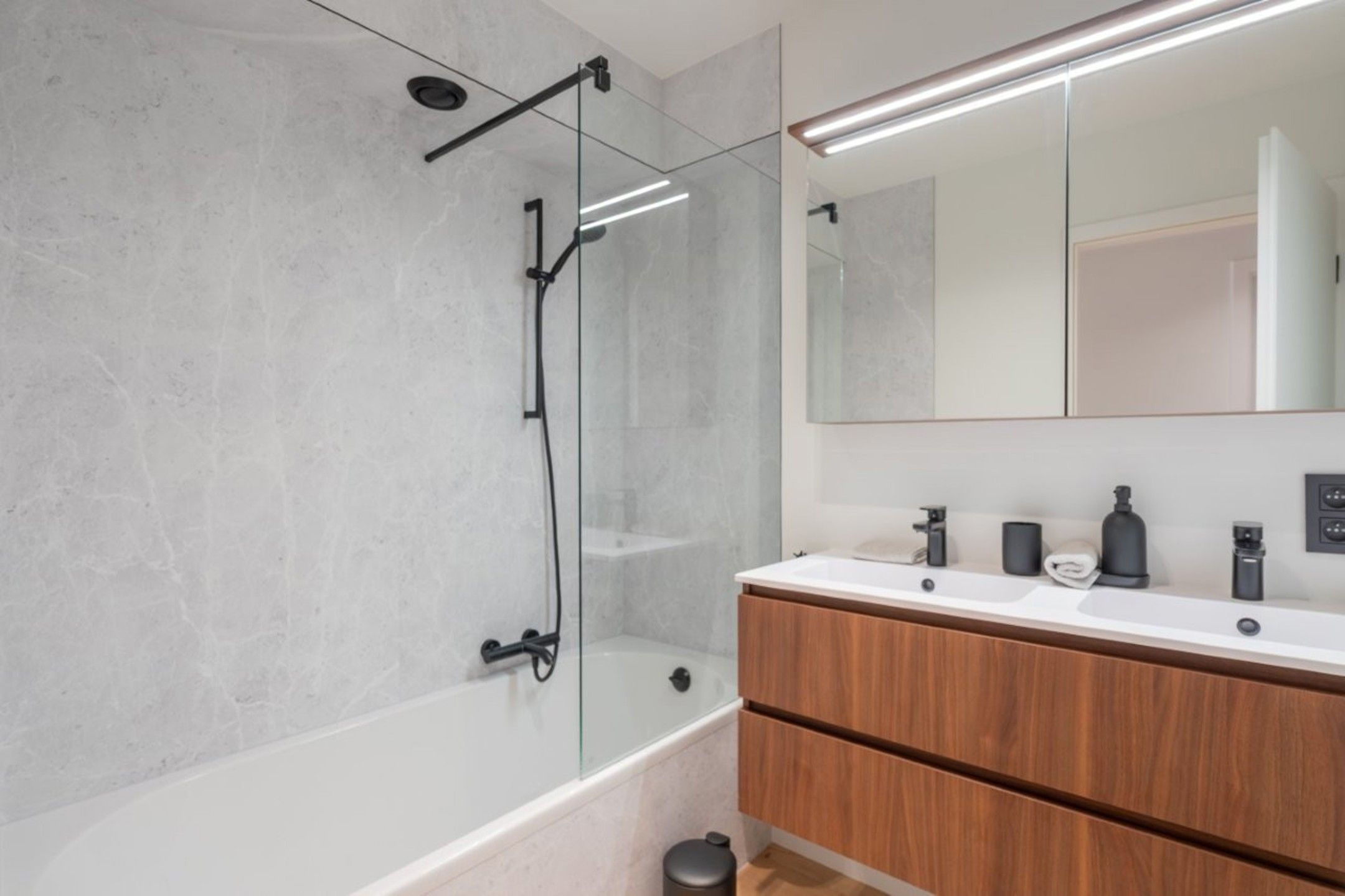 Stijlvol vakantieappartement met Terras, centraal gelegen {Lippenslaan]. foto 22