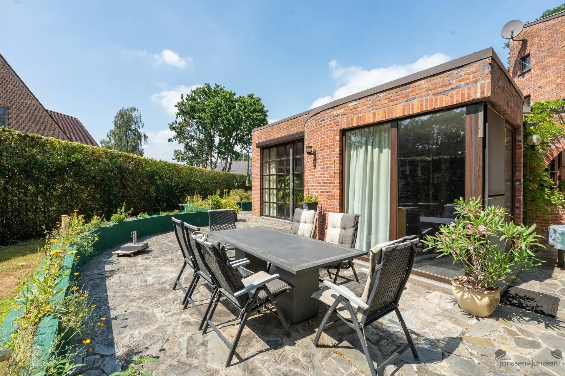 Architecturale woning met 4 slaapkamers op een royaal perceel van 2.012 m² foto 12