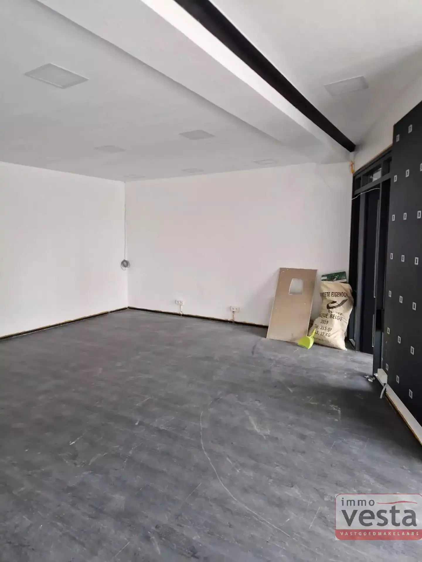 Handelspand met winkelruimte en parking foto 5