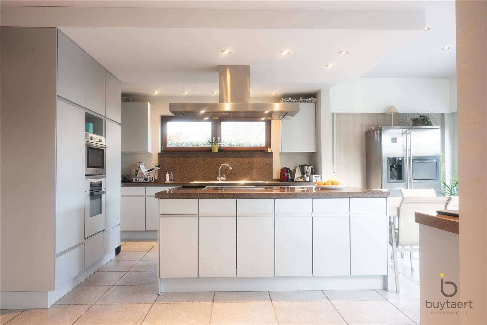 RUIMTE, RUST EN ONTSPANNING: MODERNE VILLA MET ZWEMBAD, SAUNA EN JACUZZI foto 11