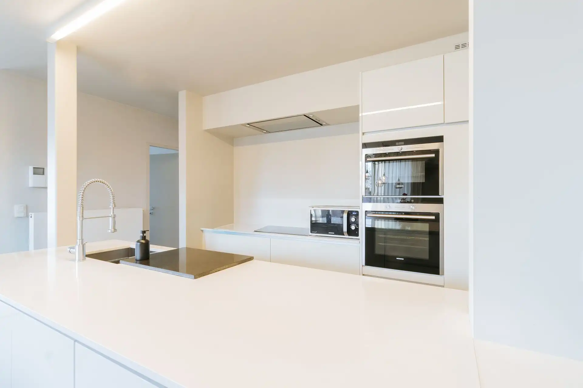 Instapklaar gelijkvloersappartement met tuin en garagebox foto 9