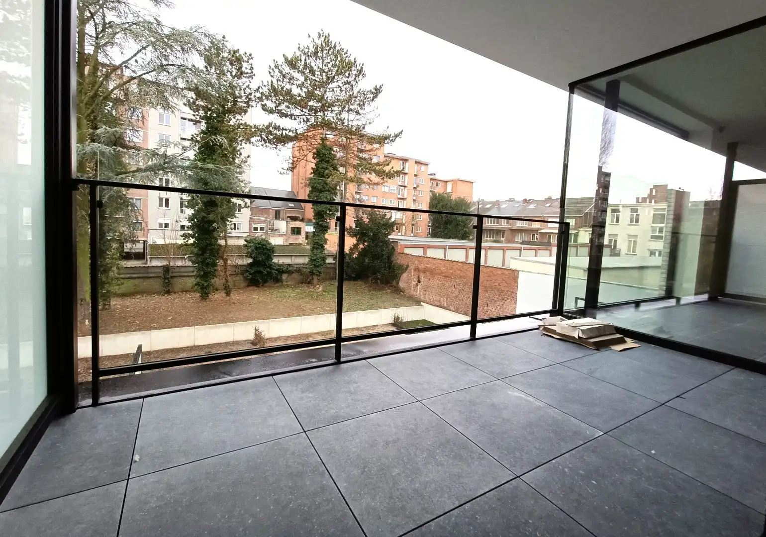 MODERN APPARTEMENT MET RUIM TERRAS EN AUTOSTAANPLAATS foto 3