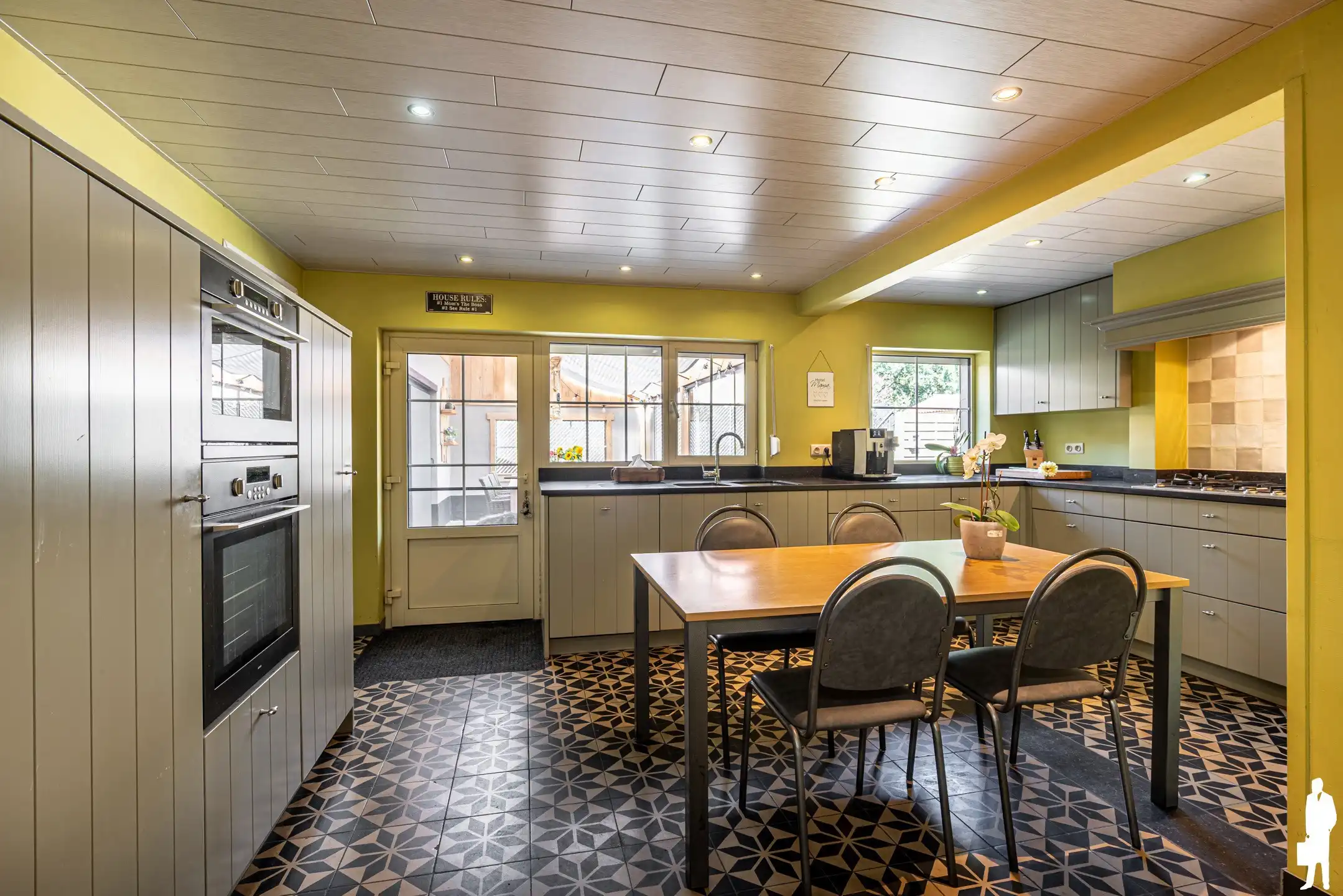 Vrijstaande villa met 4 slpk. gelegen op de dijk van kanaal  foto 17