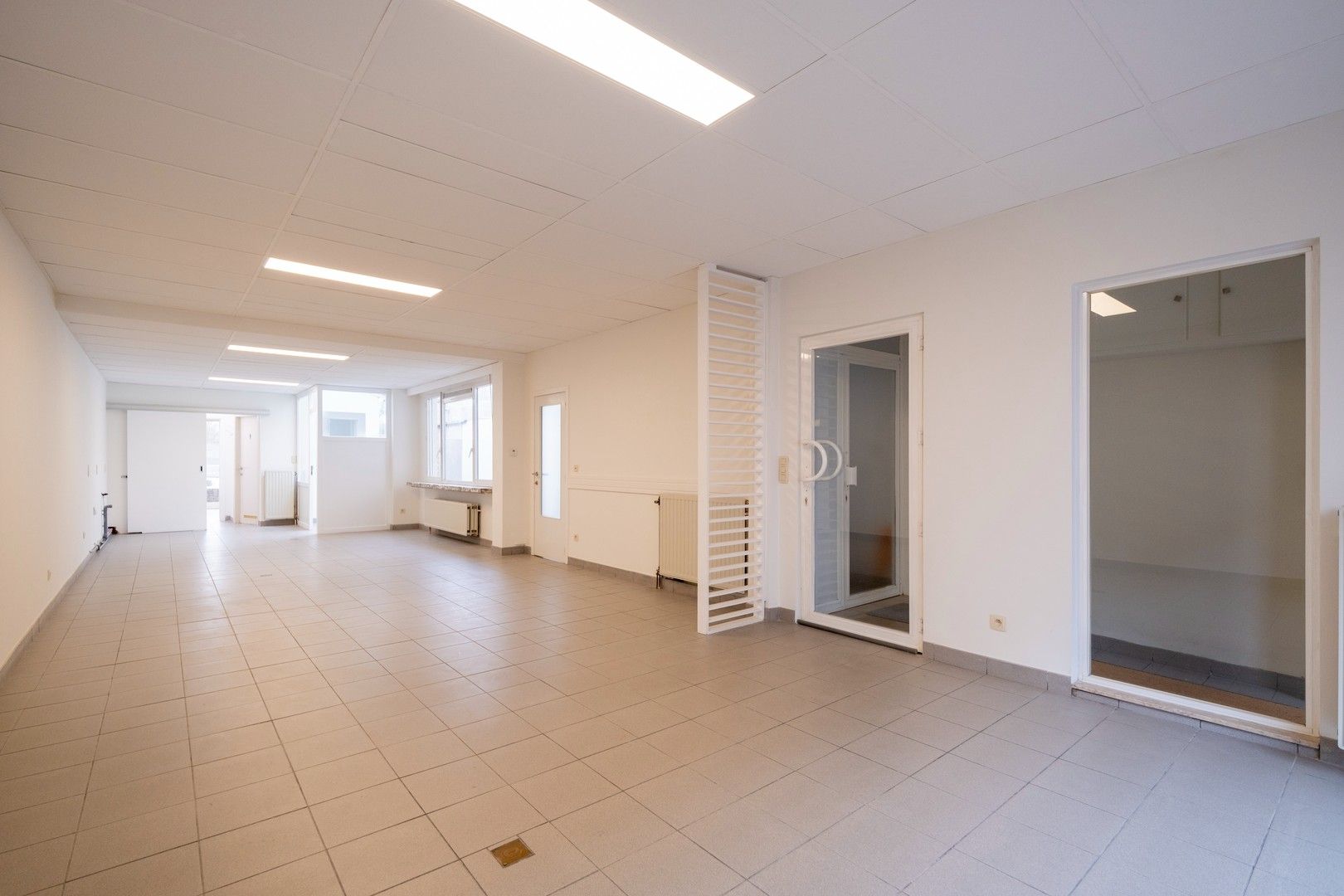 Handelspand met appartement in centrum Zwijndrecht foto 2