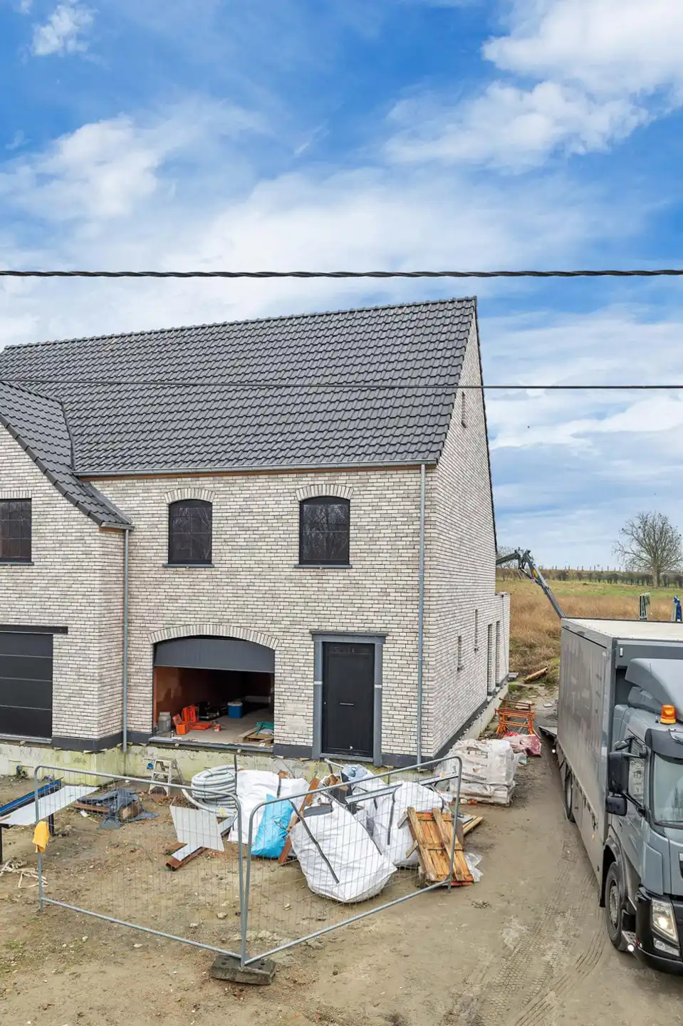 Halfopen bebouwing op een groot perceel in Denderhoutem foto 2