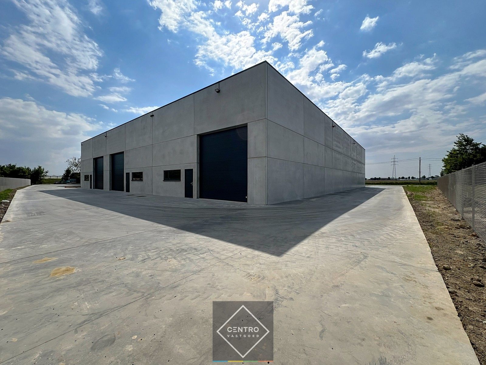 NB MAGAZIJN van 180m² (vrije hoogte 7m !) , voorzien van sectionaalpoort, deur, raam en 2 parkeerplaatsen te SLEIHAGE (Oostnieuwkerke). foto 18