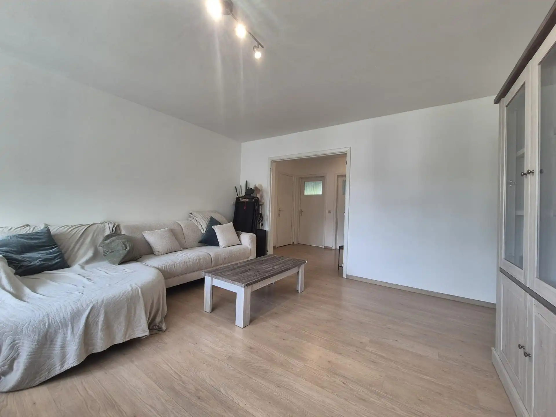 Mooi en rustig gelegen instapklaar appartement met zongericht terras en garage. foto 2
