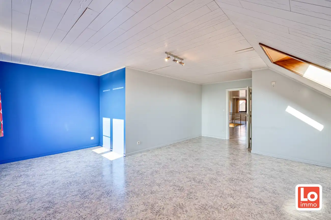 VERKOCHT!! Heel ruime degelijke open woning met praktijkruimte, inpandige garage en ruime gerenoveerde schuur met heel wat potentieel gelegen op een gemakkelijk bereikbare locatie tussen Oostakker en Lochristi! foto 23