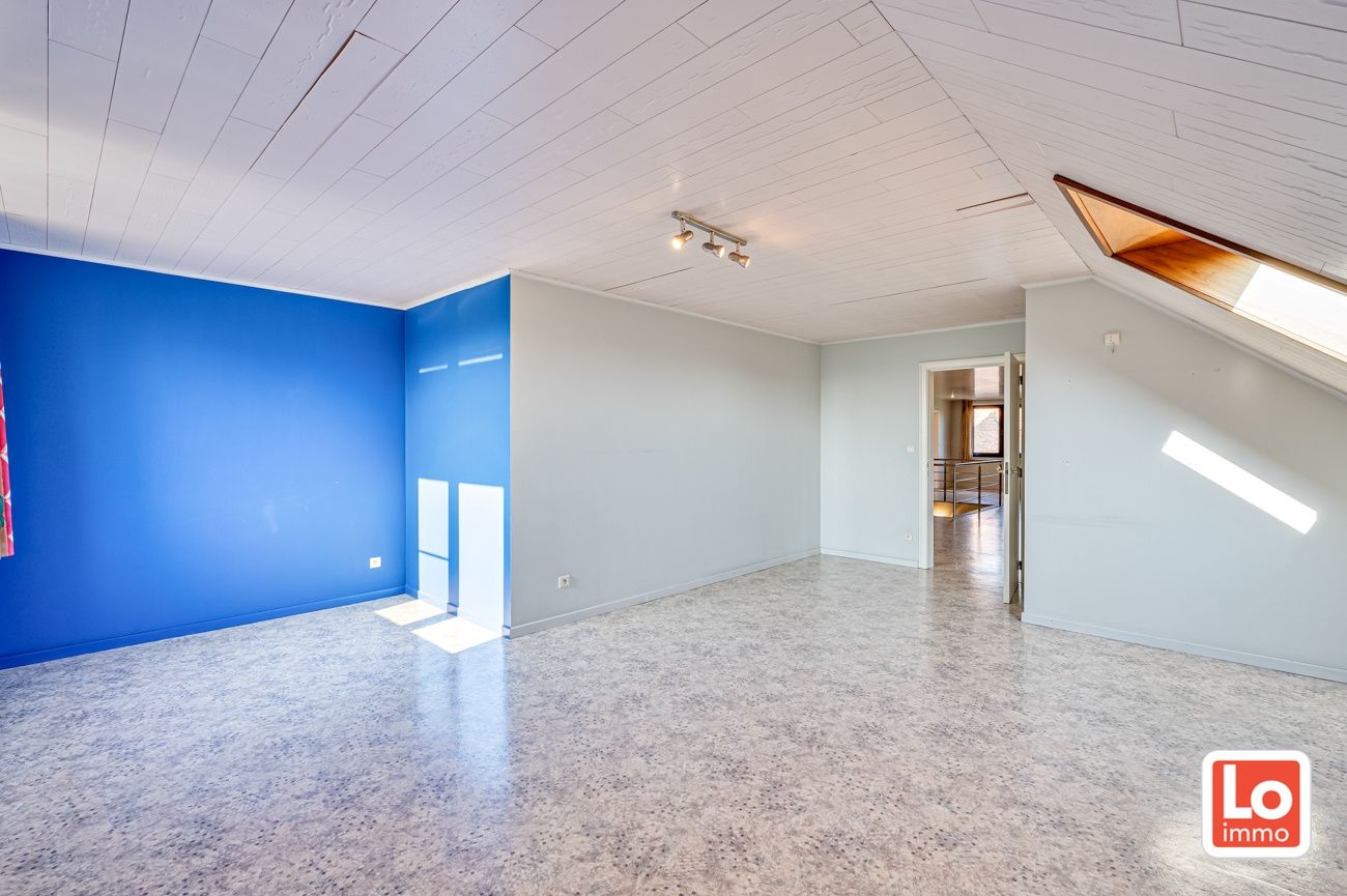 VERKOCHT!! Heel ruime degelijke open woning met praktijkruimte, inpandige garage en ruime gerenoveerde schuur met heel wat potentieel gelegen op een gemakkelijk bereikbare locatie tussen Oostakker en Lochristi! foto 23